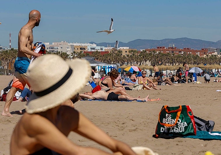 Lleno en el centro y las playas de Valencia