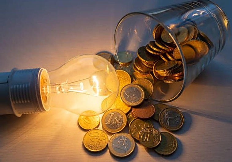 El precio de la luz de este sábado 4 de abril deja ocho horas por debajo de los 0 euros