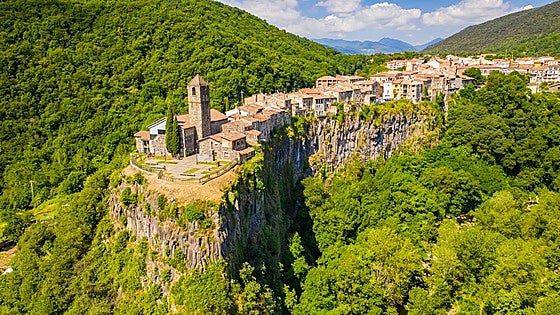 El pueblo medieval que resiste sobre unas enormes coladas de lava, rodeado de volcanes