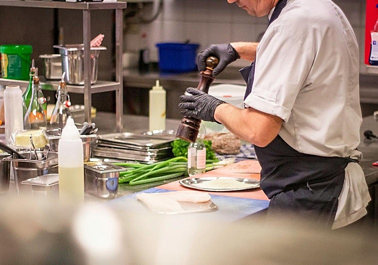 Un cocinero despedido por ineptitud sobrevenida vence a la Seguridad Social y consigue una pensión de 1.677 euros por incapacidad permanente