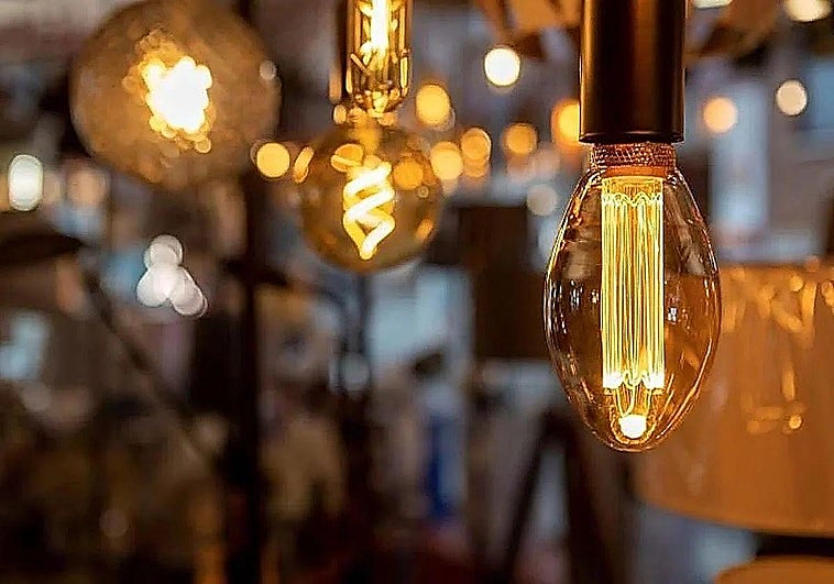 El precio de la luz se dispara este miércoles 8 de abril pero deja cuatro tramos por debajo de 4 euros: las horas más caras y más baratas