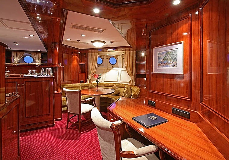 Así son los barcos de lujo que llegan al Puerto de Valencia por primera vez