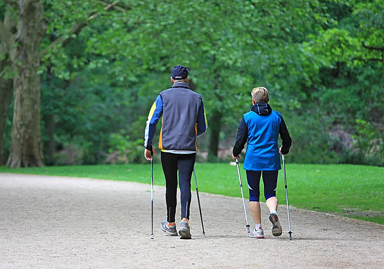 Los entrenadores coinciden: «A partir de los 50 años, hay que caminar, subir escaleras y nadar»