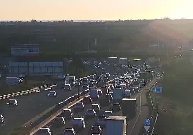 Más de 8 kilómetros de atascos en la Pista de Silla en la mañana de este martes