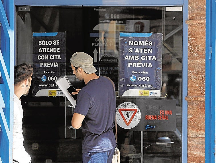 El laberinto de Tráfico en Valencia: imposible conseguir cita y cuatro meses para matricular un coche