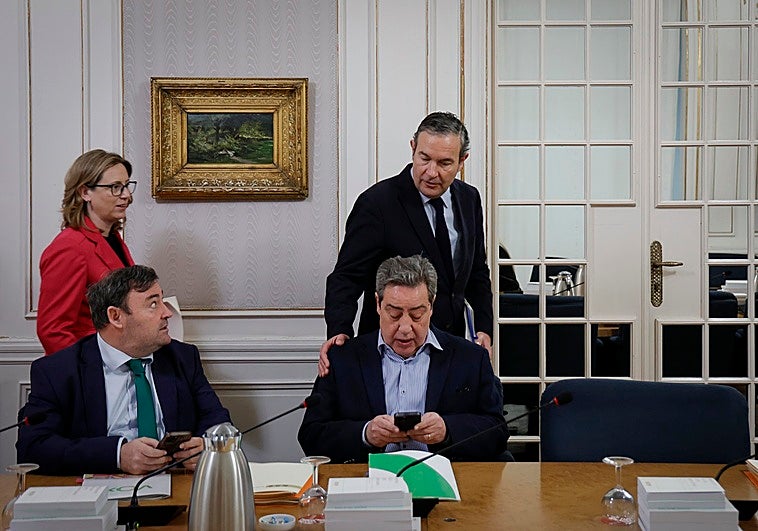 El PP se suma a Vox para blindar símbolos como las cruces de Alicante y Castellón