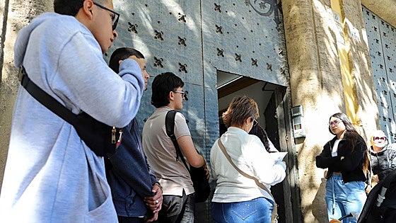 El miedo a las estafas y a los cobros ilegales a inmigrantes sobrevuela el inicio de la regularización