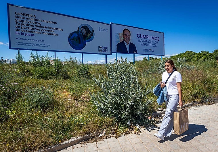 El PP impulsa el cartel electoral de Llorca junto a vallas pagadas por la Generalitat