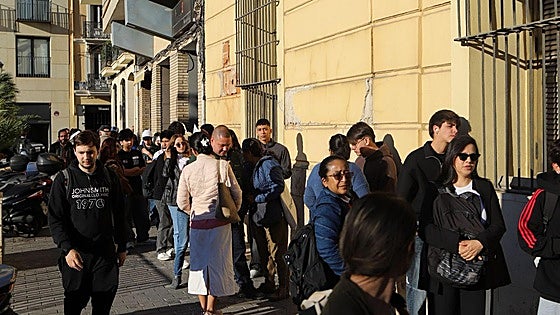 Caos para obtener la documentación en el primer día de la regularización: «Vine desde Cartagena para nada»
