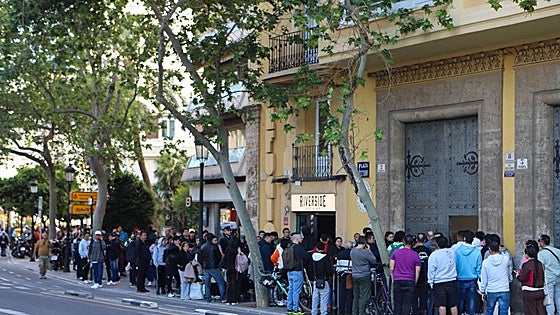 Inmigrantes que pasan la noche haciendo cola para acceder a la regularización: «Llevo acá desde la 1 de la madrugada»