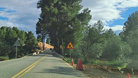 La Diputación reduce la duración del corte de la carretera entre Buñol y Alborache