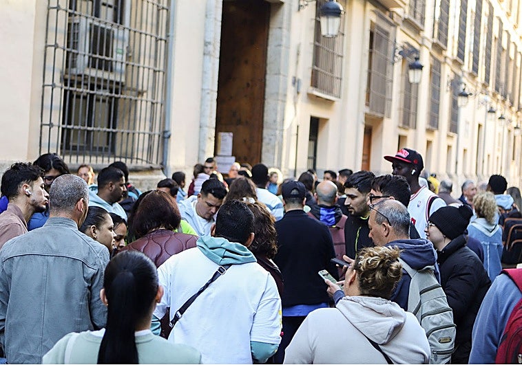 La vulnerabilidad y los antecedentes penales complican la regularización de inmigrantes en Valencia