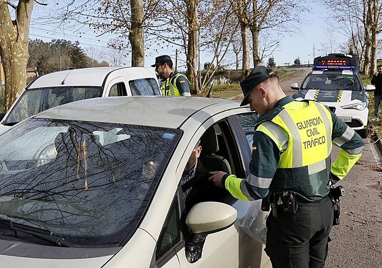 La DGT clama ante el mal hábito que se ha convertido en una 'plaga' entre los conductores españoles: implica multas de 200 euros y seis puntos del carné