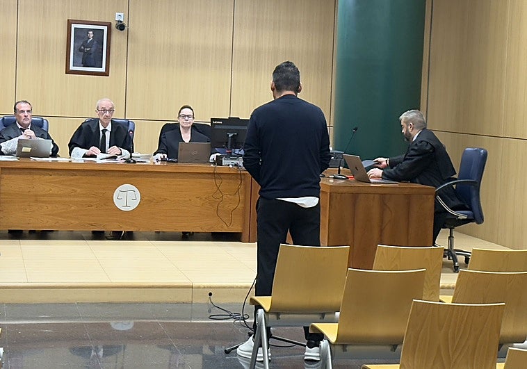 Se enfrenta a cinco años de cárcel después de que el juzgado archivara los abusos a su hijastra