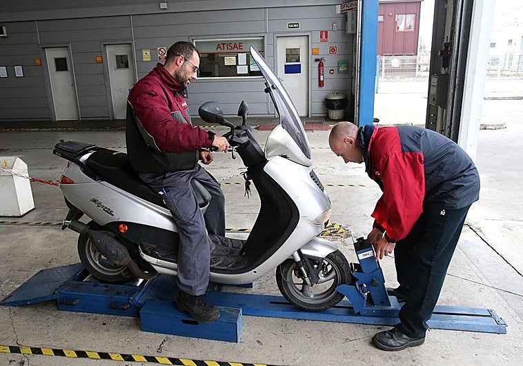 La DGT advierte a los conductores de motos de 50cc: Esto es lo que revisarán en la próxima visita a la ITV