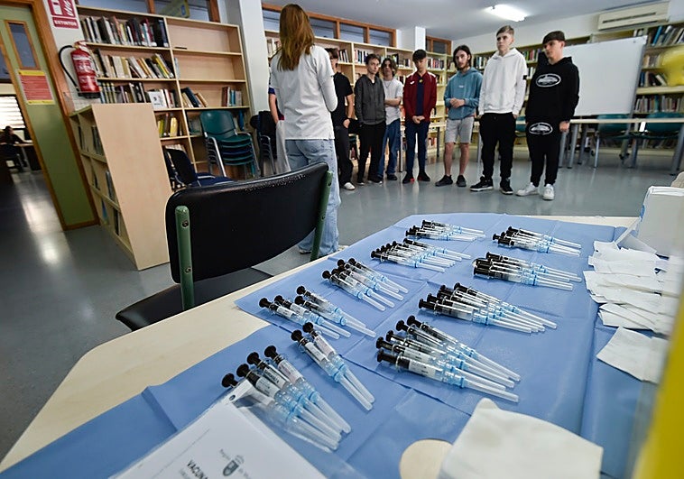 Una 'antivacunas' se enfrenta a dos años de cárcel por llamar «asesinas» a unas enfermeras que vacunaron en un colegio