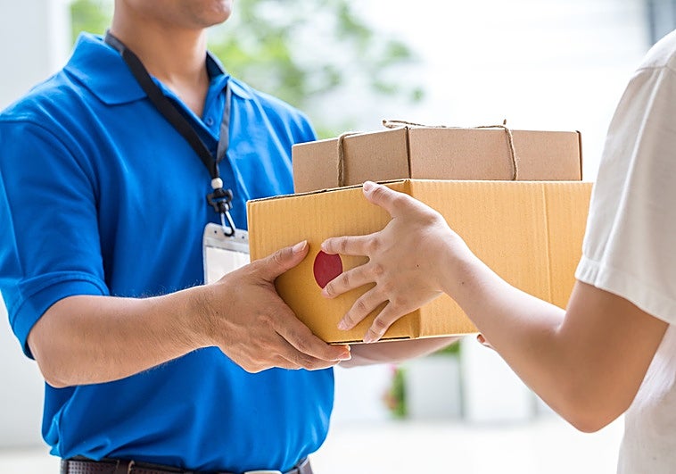 Un abogado aclara si puedes recibir paquetes en tu trabajo y si te pueden sancionar por ello