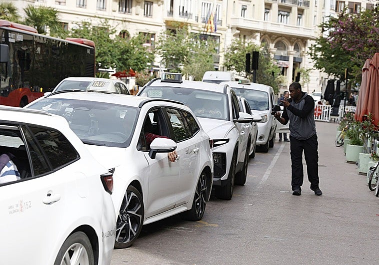 El taxi cumple su órdago y convoca protestas semanales en la Comunitat
