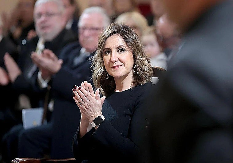 La novela que María José Catalá lee durante el Día del Libro: «Una historia que inspira y hace crecer»