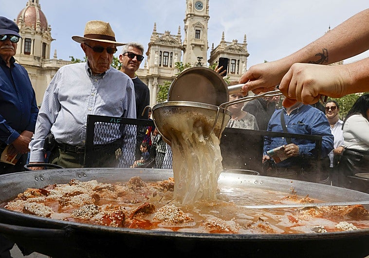 Del arroz con torreznos a la paella de toda la vida: Valencia rinde homenaje a su tesoro gastronómico