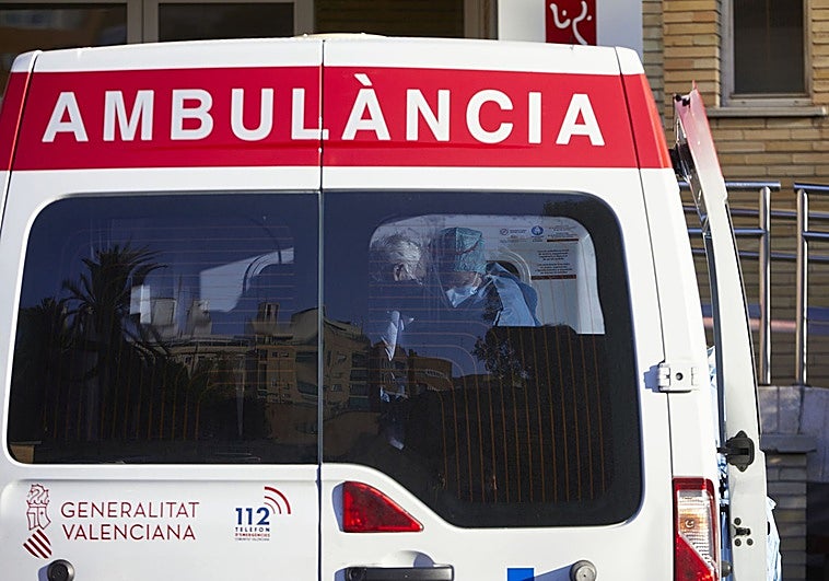 Herido un hombre de 73 años tras colisionar un coche y una moto en Peris y Valero