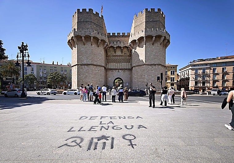 Denuncian pintadas catalanistas frente a las Torres de Serranos