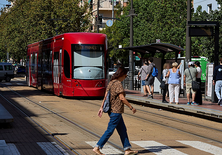 El choque entre un tren y un vehículo corta dos líneas de tranvía en Valencia