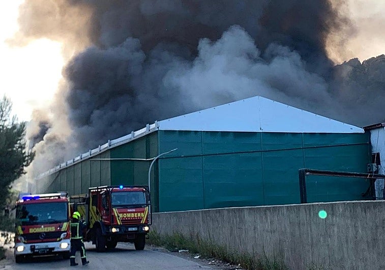 Un incendio en una planta de reciclaje de Onda obliga a desalojar a los vecinos