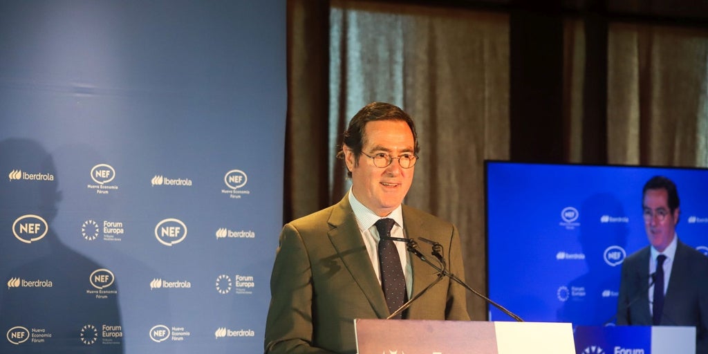 La CEOE reprocha la falta de diálogo social del Gobierno y que legisle con «ordenanzas como en la época de Franco»