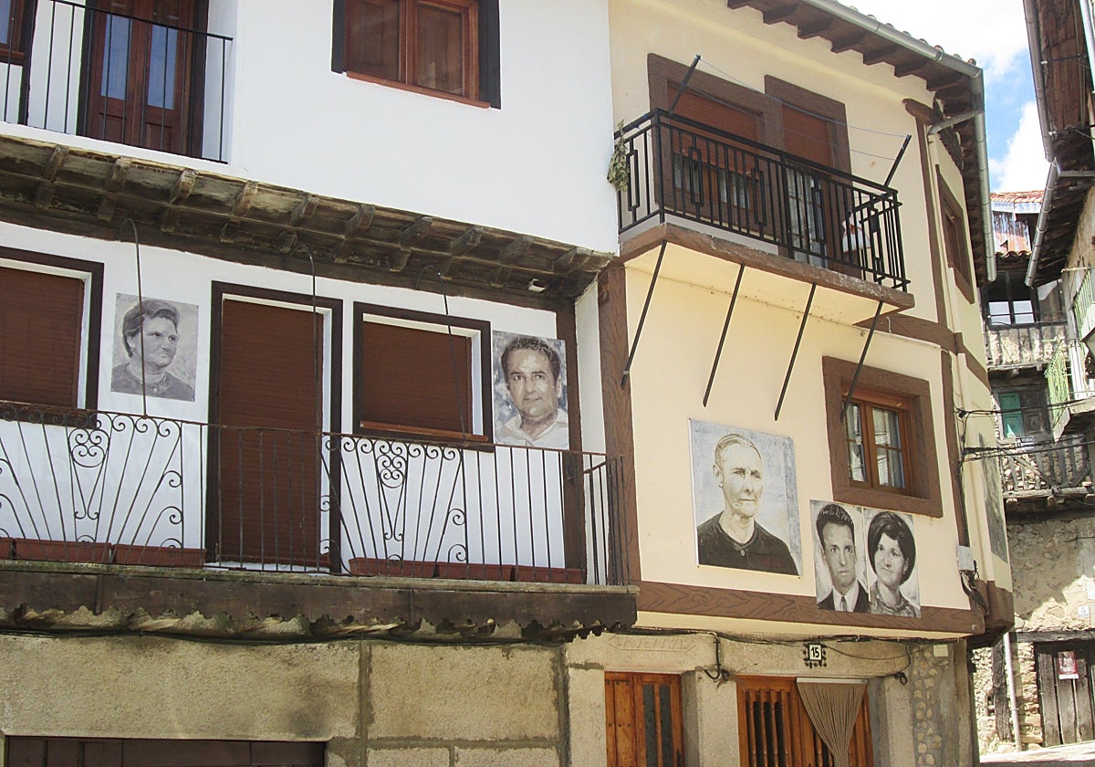 El pueblo medieval que también es una galería de arte: los retratos de sus vecinos decoran las fachadas