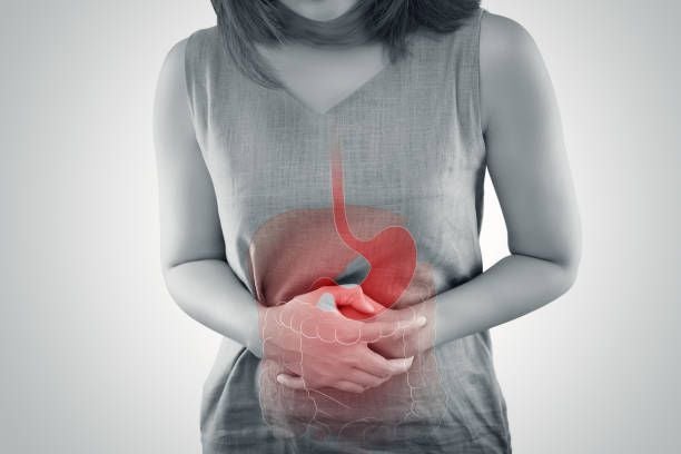 Por qué cenar después de las 21 horas dispara tu malestar intestinal