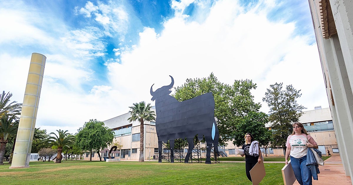 El toro que vigila las carreteras de Valencia cumple 70 años
