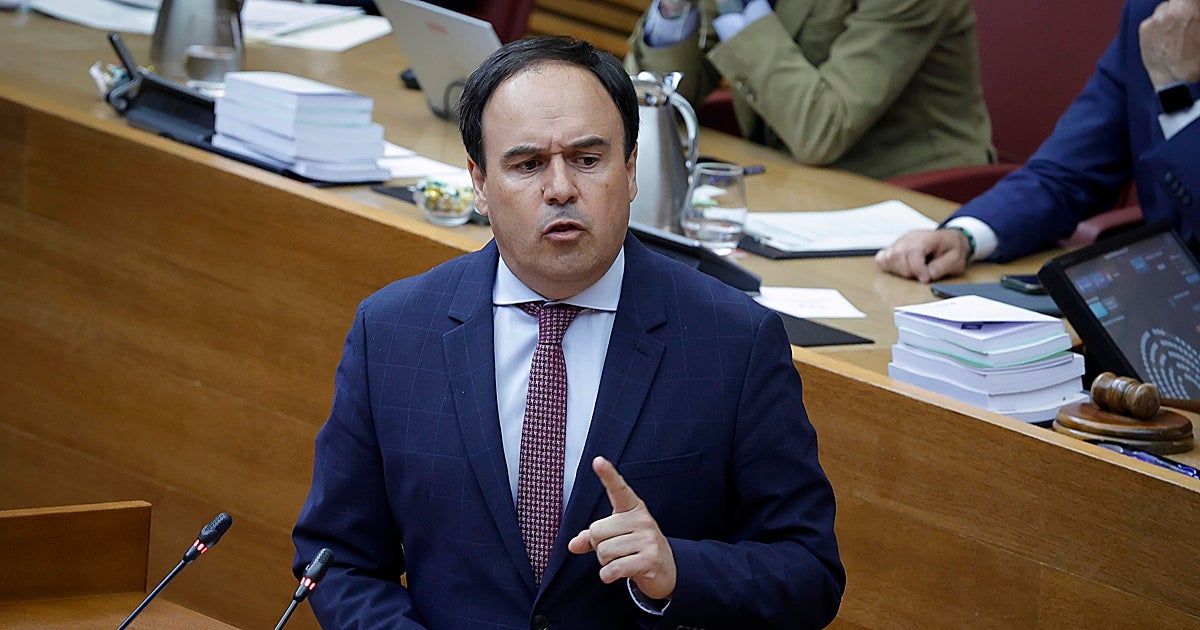 Llorca asume la 'prioridad nacional' de Vox pero advierte que él debe cumplir la ley