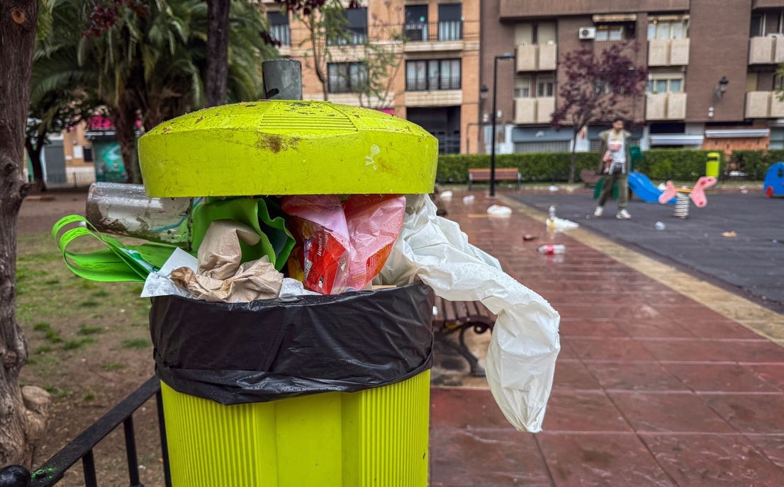 FOTOS | Botellón en el parque de la calle Albacete de Valencia | Las ...