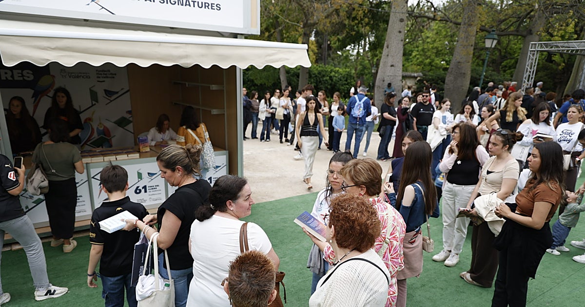 Euforia tras el primer fin de semana de la Fira del Llibre: «Mejor que 2025 pese a la lluvia»