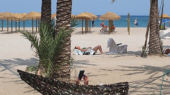 La playa del Arenal de Xàbia recupera la bandera azul y Benissa y Calp suman tres nuevas