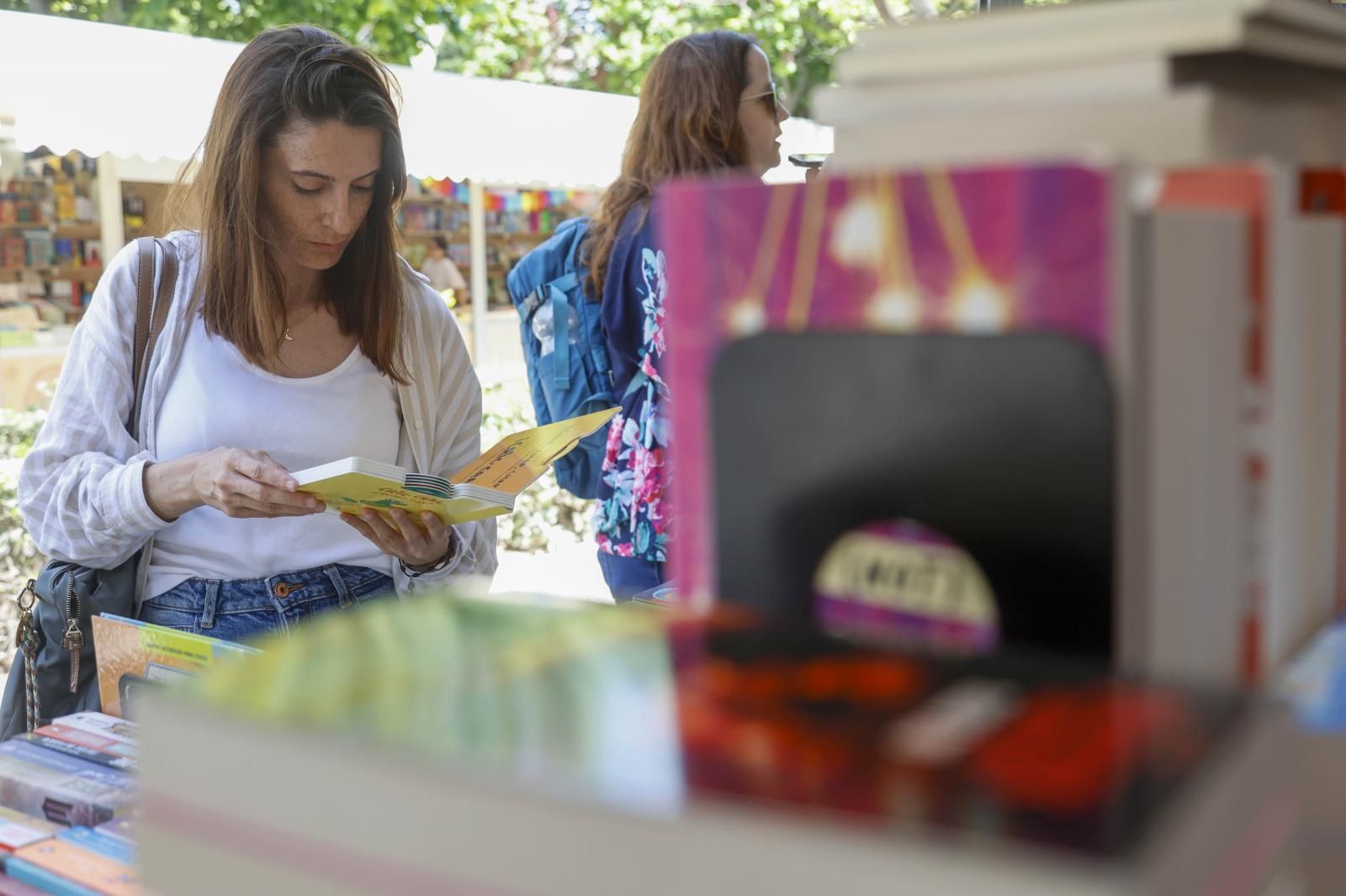Quién firma hoy en la Feria del Libro de Valencia 2026: horarios y escritores de este viernes 8 de mayo