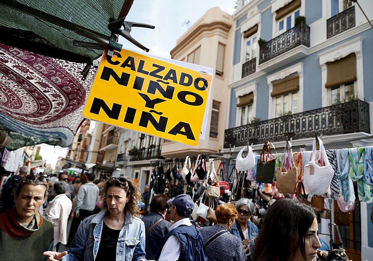 Dentro del mercado de El Cabanyal: «Que lo regalo, que lo regalo. No paséis de largo»