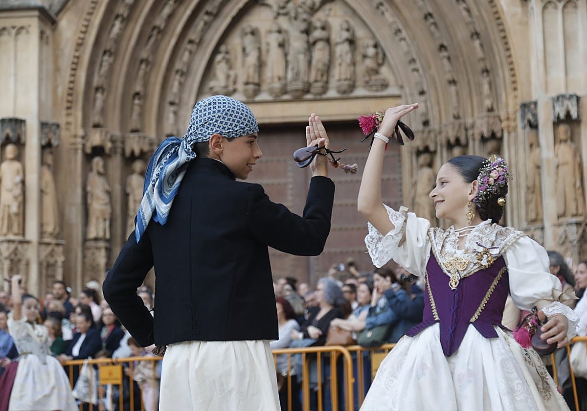 Dansà fallera para la Mareta y escaparate de indumentaria