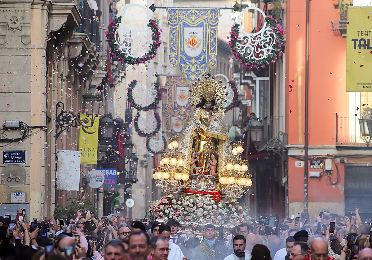 De corazón a corazón: el centro de Valencia se rinde a su patrona