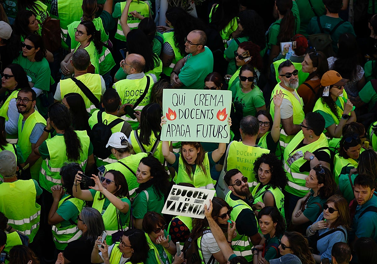 Los profesores elevan la tensión de la huelga a horas de negociar con Educación