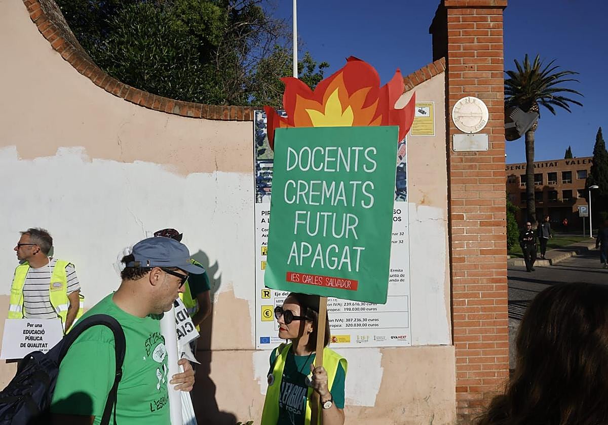 Los profesores rodean la conselleria antes de la reunión para frenar la huelga