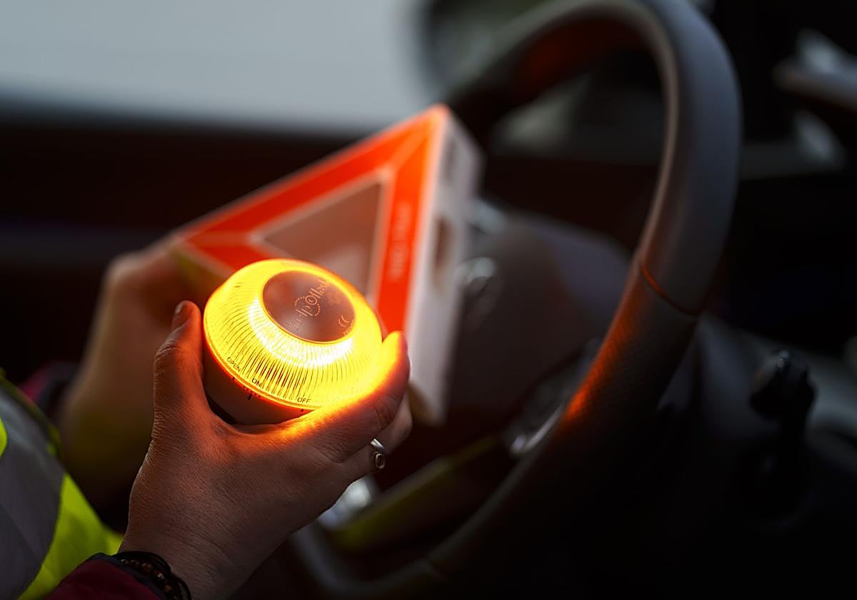 La DGT anuncia un «nuevo impulso» a la baliza V16 para eliminar la incertidumbre sobre su uso