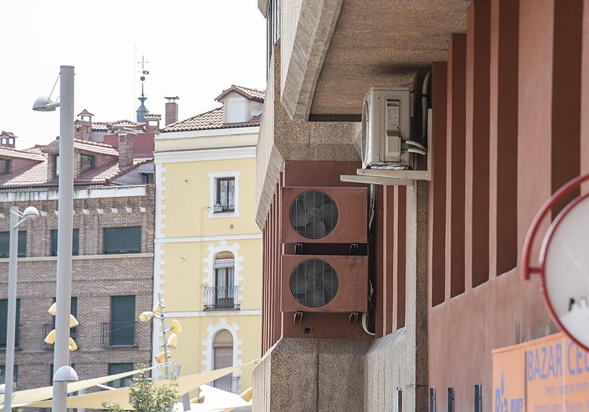 Un vecino instala su aire acondicionado en la fachada pese a la negativa de la comunidad y la justicia le da la razón