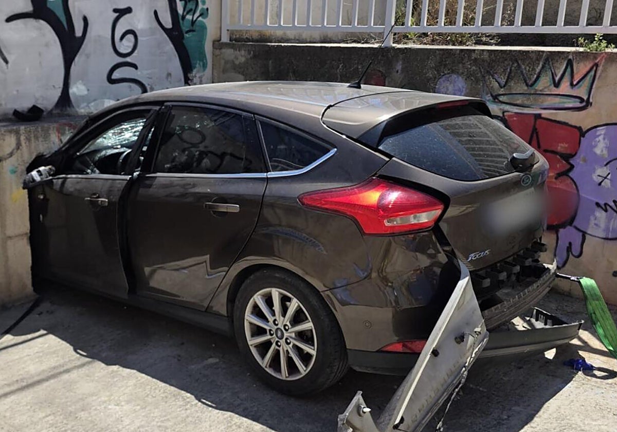 Dos heridos tras empotrarse un coche cerca de la parada de la estación del metro en Torrent