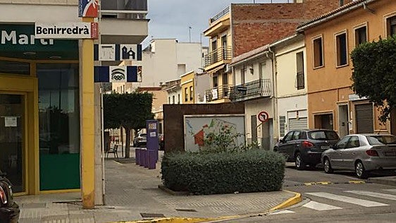 Una decena de vecinos auxilian a una mujer que pedía auxilio en un parque de Benirredrà