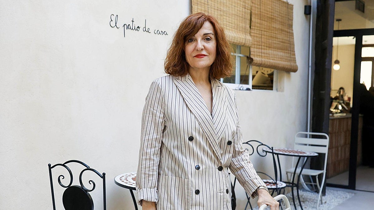 Elvira Lindo: «Las ciudades cuanto más grandes son, más antipáticas se vuelven. En Valencia se nota menos, la gente tiene más tiempo para dedicarte»