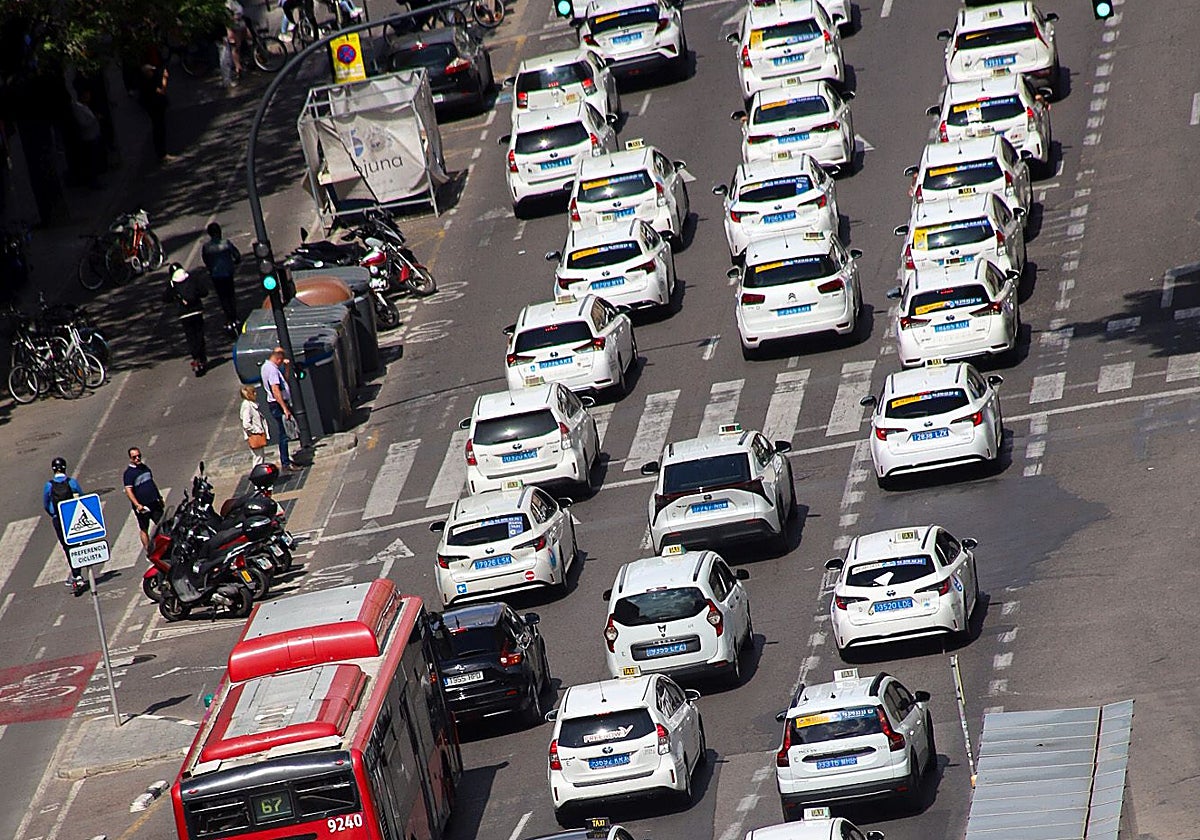 Taxis y VTC caldean el nuevo decreto del Consell entre escraches y multas 'ilegales'