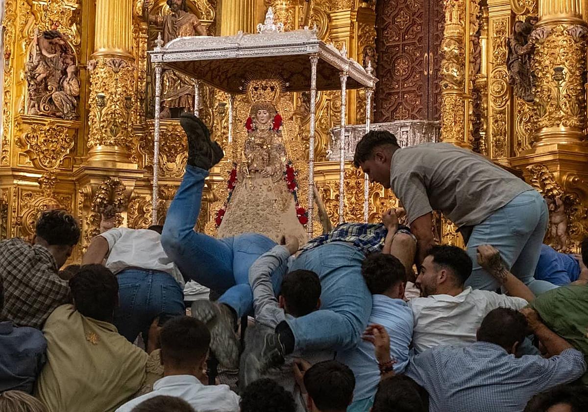 Los almonteños saltan la reja en la ermita., en imagen de archivo.