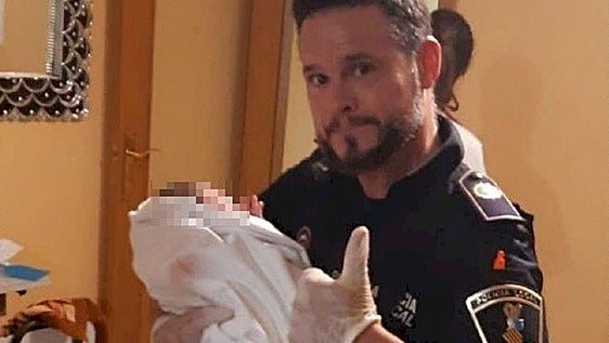 Un policía de Algemesí falsea su intervención en un parto en domicilio para que lo condecoren